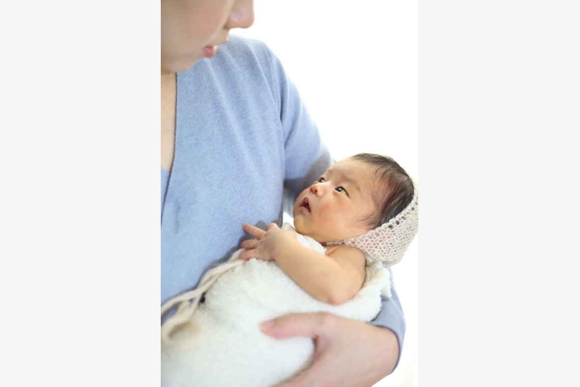 出張撮影HUG TIMEが出張撮影した家族写真(キッズ,ベビーフォト)などが写った「ニューボーンフォト＠自宅撮影」の家族写真