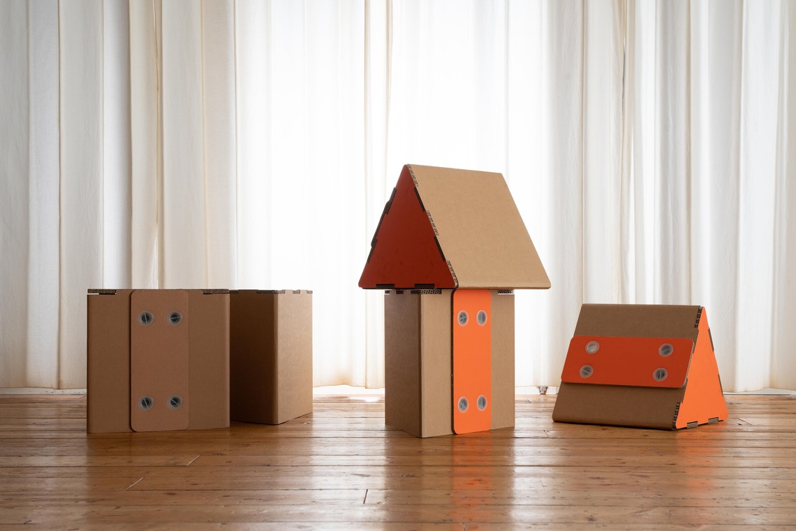 曽川拓哉が撮影した「ダンボールハウスの商品撮影」の写真