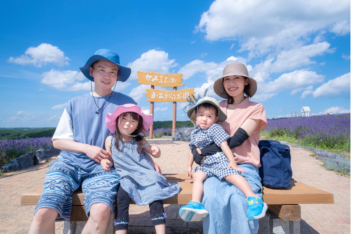 北海道ロケーションフォトウェディング♪が撮影した「富良野ラベンダー畑でファミリー旅行記念撮影」の写真
