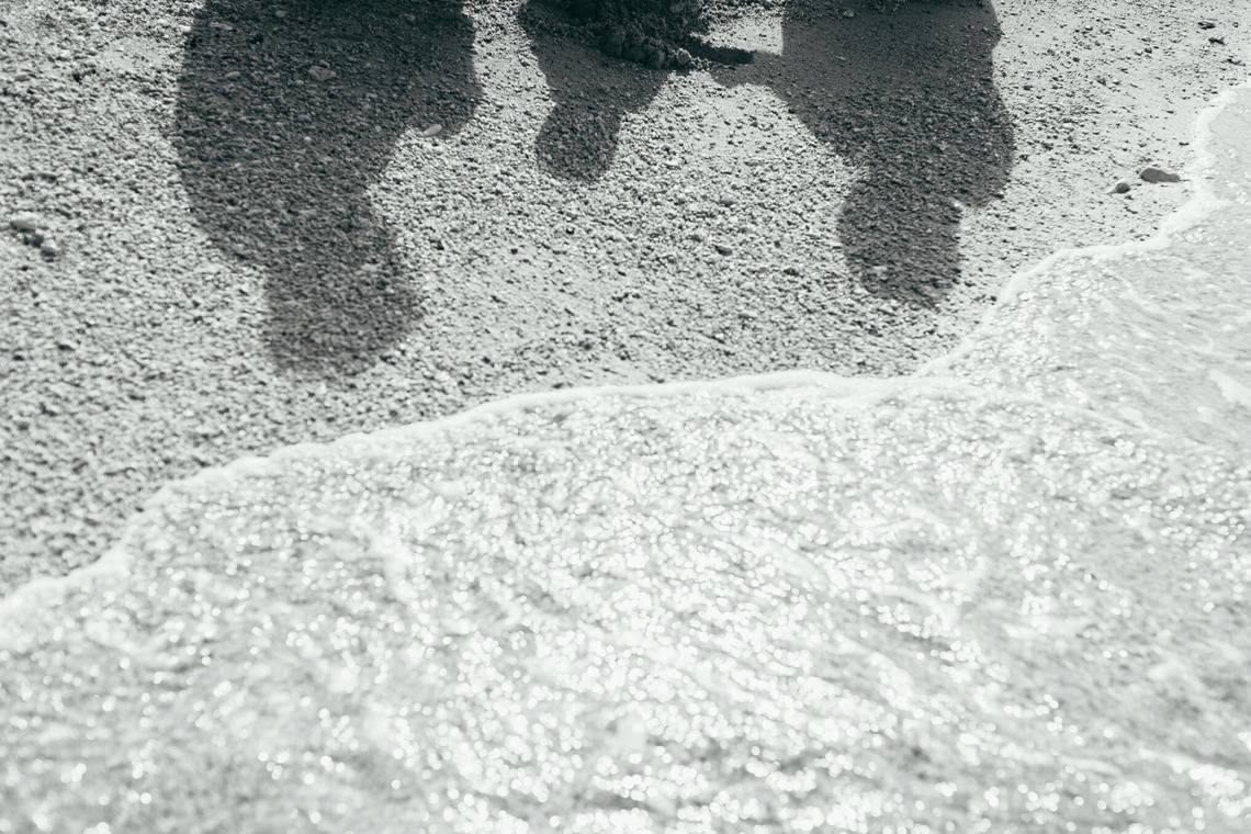 ポートレート沖縄が撮影した「自然の中の家族の自然な姿＠読谷村の海岸と芝生」の写真