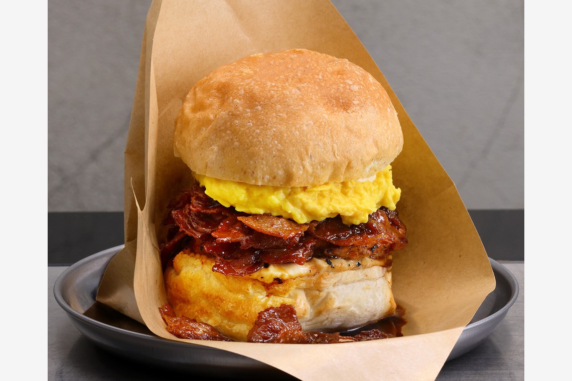 森安　照が撮影した「ハンバーガー・ドッグ・サンド」の写真