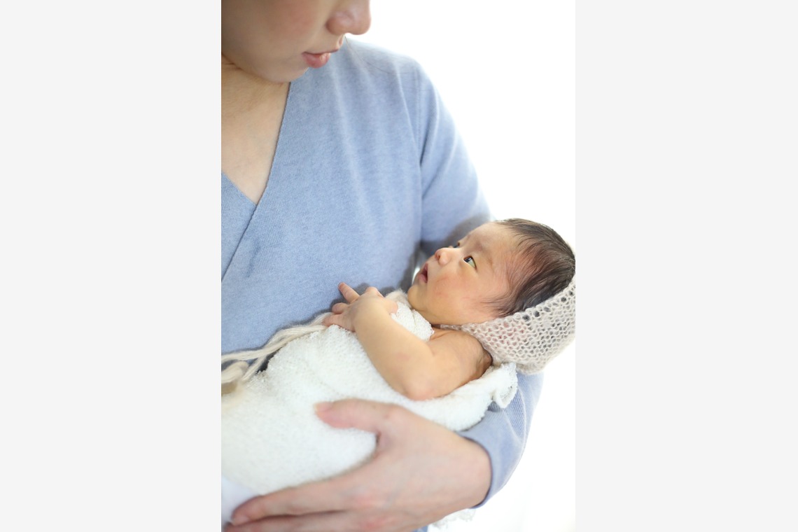 出張撮影HUG TIMEが出張撮影した家族写真(キッズ,ベビーフォト)などが写った「ニューボーンフォト＠自宅撮影」の家族写真