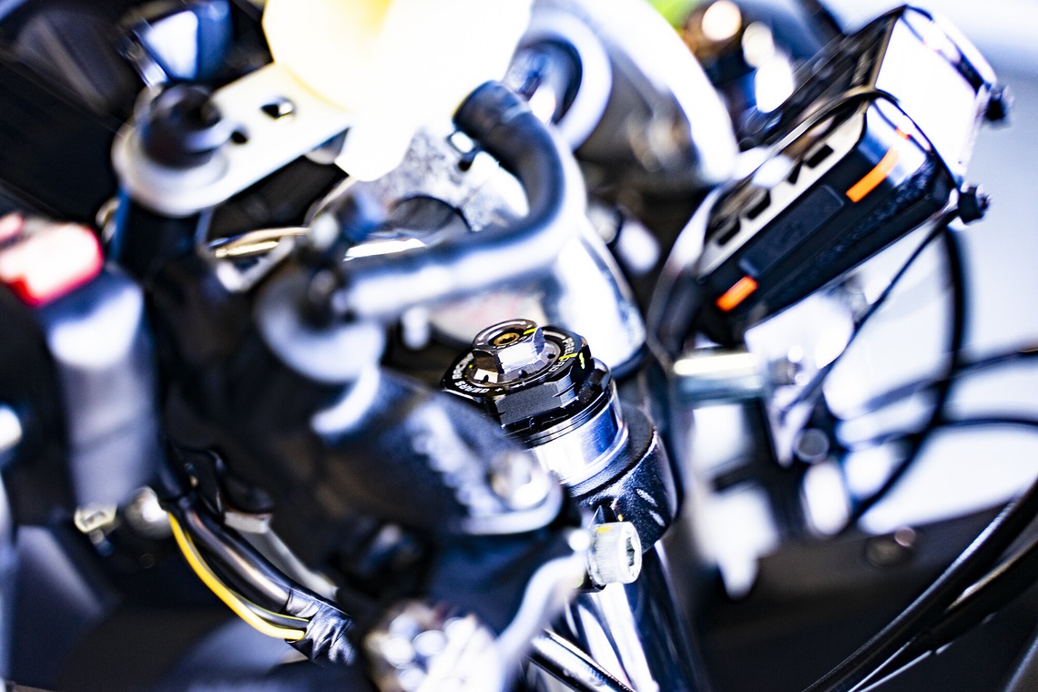 One-axeが撮影した写真のアルバム「サスペンションメーカー様」