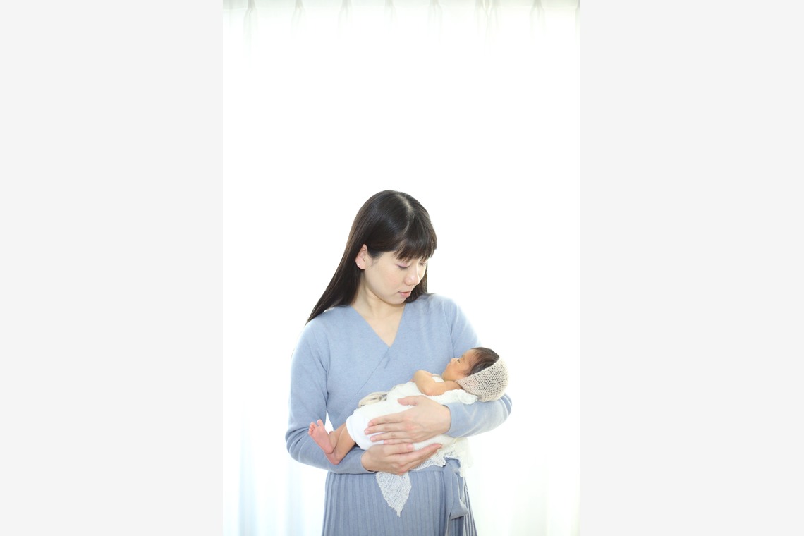 出張撮影HUG TIMEが出張撮影した家族写真(キッズ,ベビーフォト)などが写った「ニューボーンフォト＠自宅撮影」の家族写真
