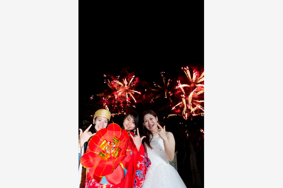 琉球幻想写真ウェディングフォト沖縄が撮影した「限定一組の花火大会プレミアムプラン」の写真