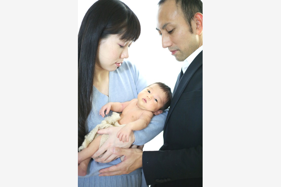 出張撮影HUG TIMEが出張撮影した家族写真(キッズ,ベビーフォト)などが写った「ニューボーンフォト＠自宅撮影」の家族写真