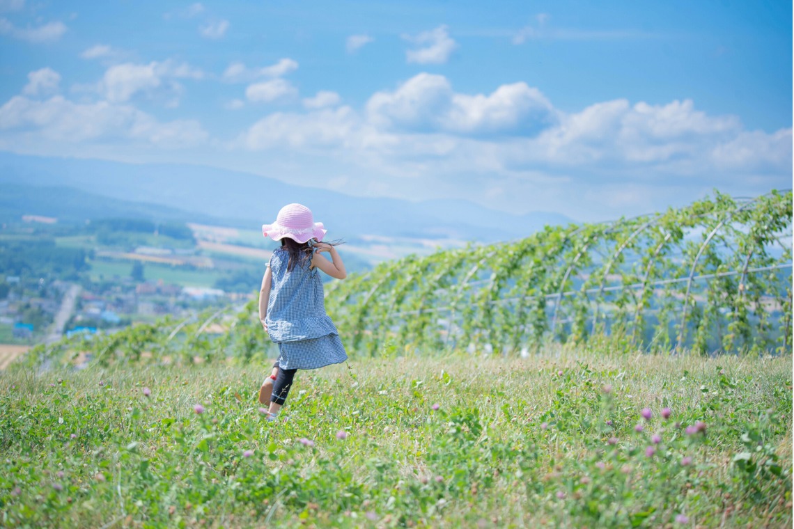 北海道ロケーションフォトウェディング♪が撮影した「富良野ラベンダー畑でファミリー旅行記念撮影」の写真