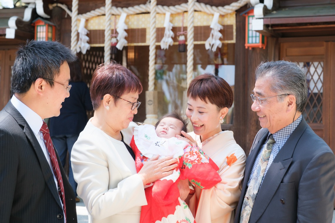 高夏写真店が出張撮影した家族写真(キッズ,ベビーフォト)などが写った「お宮参りの撮影」の家族写真