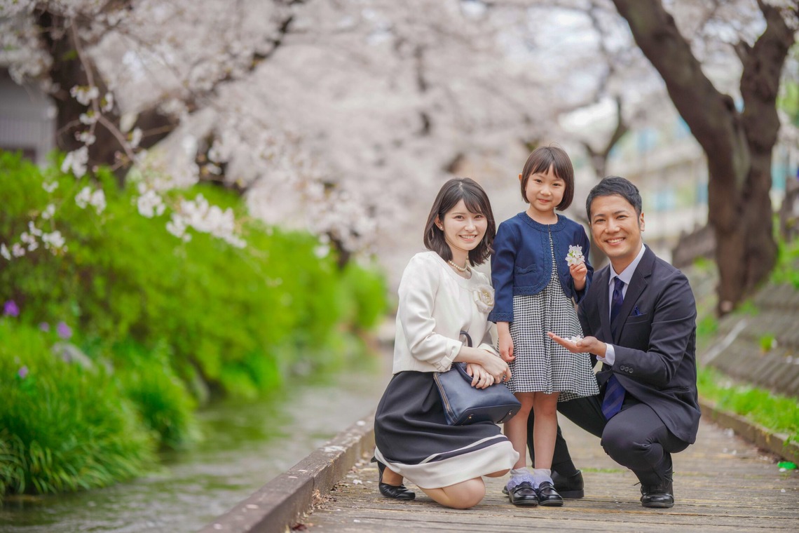 CREATIVE HOUSEが出張撮影した家族写真(キッズ,ベビーフォト)などが写った「入学・卒業写真の出張撮影」の家族写真