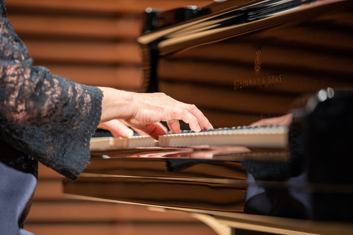 スタジオαが撮影した写真のアルバム「宣材写真」