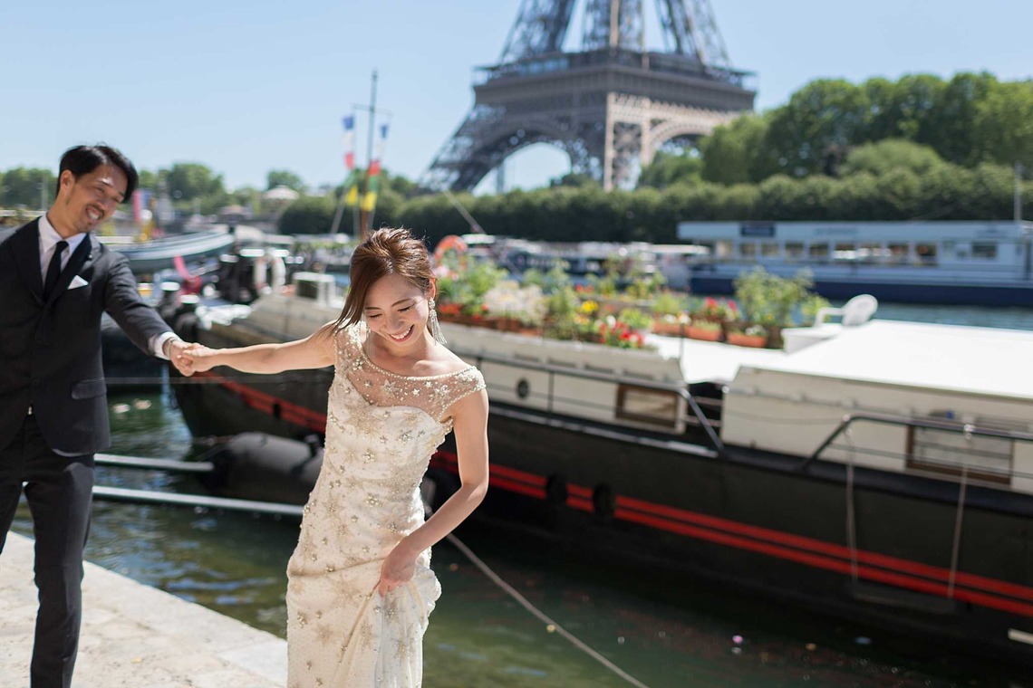 Petite Nao Photographyが撮影した「パリ、フォトウェディング（エッフェル塔＆ビルアケム橋）」の写真