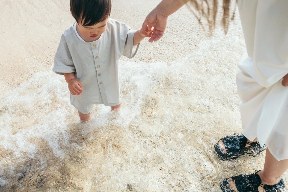 ポートレート沖縄が撮影した「自然の中の家族の自然な姿＠読谷村の海岸と芝生」の写真