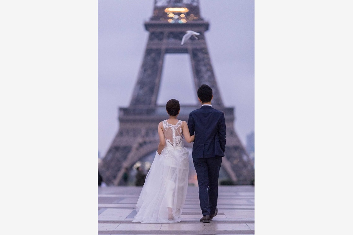 Petite Nao Photographyが撮影した「パリでのフォトウェディング（エッフェル塔、アレキサンドルIII世橋、ルーブル美術館）」の写真