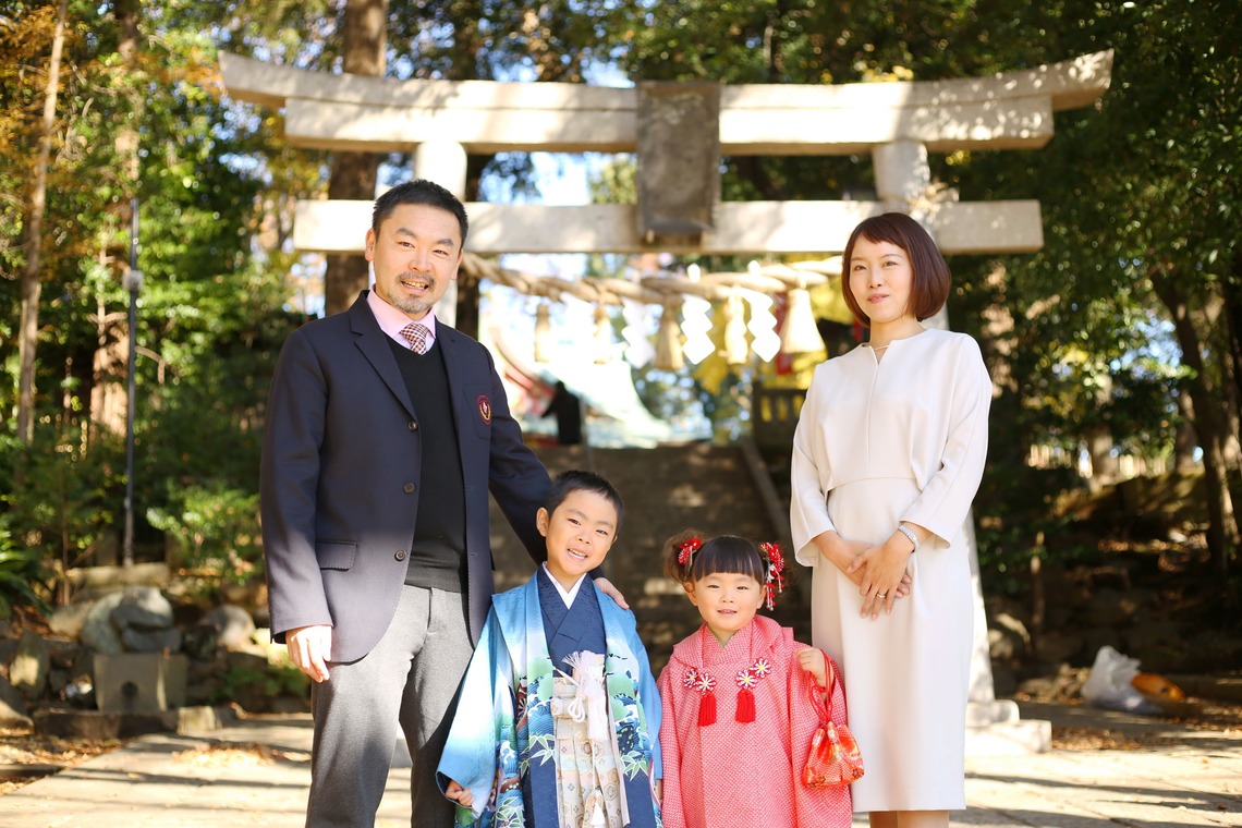 出張撮影HUG TIMEが出張撮影した家族写真(キッズ,ベビーフォト)などが写った「七五三記念撮影＠世田谷八幡宮・東京」の家族写真