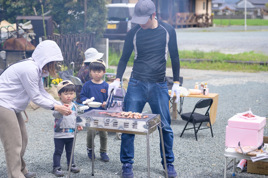 大塚由充が撮影した家族写真の出張撮影のアルバム「屋外バーベキューで楽しむ子供たち風景」