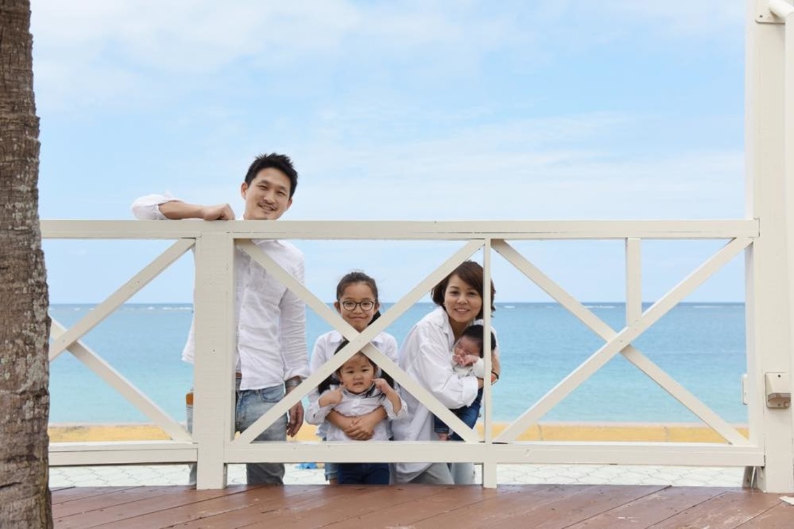 Avenir（山宮 敏明）が出張撮影した家族写真(キッズ,ベビーフォト)などが写った「ビーチで家族写真」の家族写真