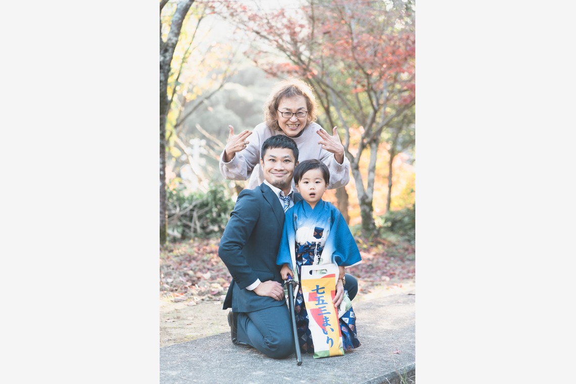 しるし寫眞館が出張撮影した家族写真(キッズ,ベビーフォト)などが写った「7歳3歳姉弟七五三」の家族写真
