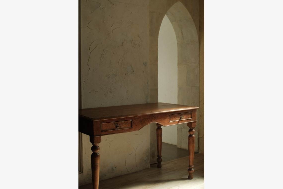 SEE LIKE PHOTOが撮影した「インテリア　雑貨　アンティーク　自然光　ラグジュアリー」の写真