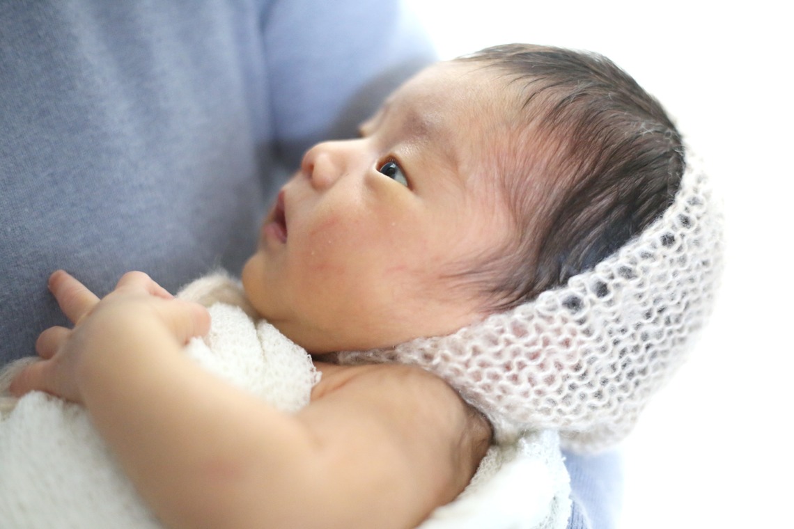 出張撮影HUG TIMEが出張撮影した家族写真(キッズ,ベビーフォト)などが写った「ニューボーンフォト＠自宅撮影」の家族写真