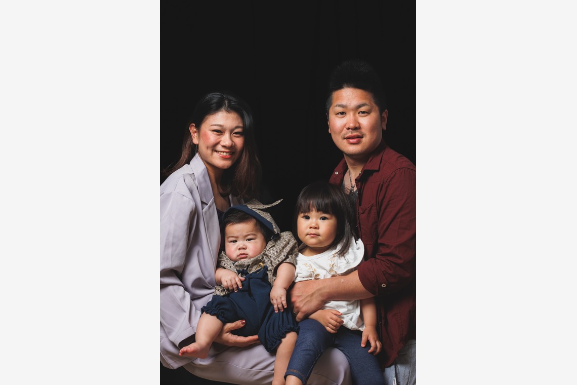 松井シンジが出張撮影した家族写真(キッズ,ベビーフォト)などが写った「家族写真（屋内・屋外）」の家族写真