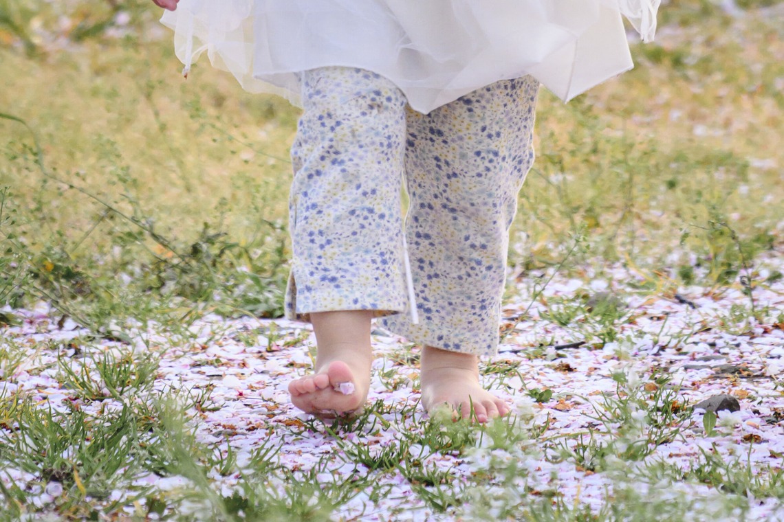 photoYoshitakeが出張撮影した家族写真(キッズ,ベビーフォト)などが写った「公園にて」の家族写真