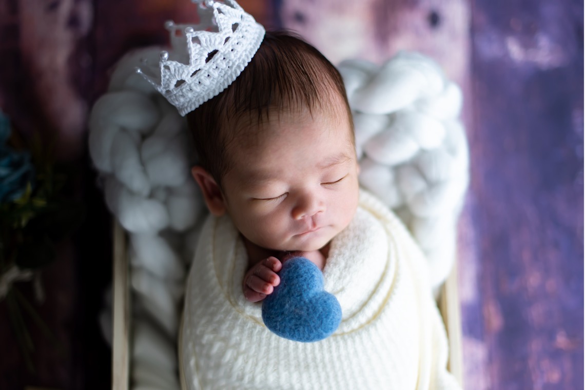 サキヤマ リエが出張撮影した家族写真(キッズ,ベビーフォト)などが写った「ホワイト系・ひつじのぬいぐるみ・男の子のニューボーンフォト 」の家族写真