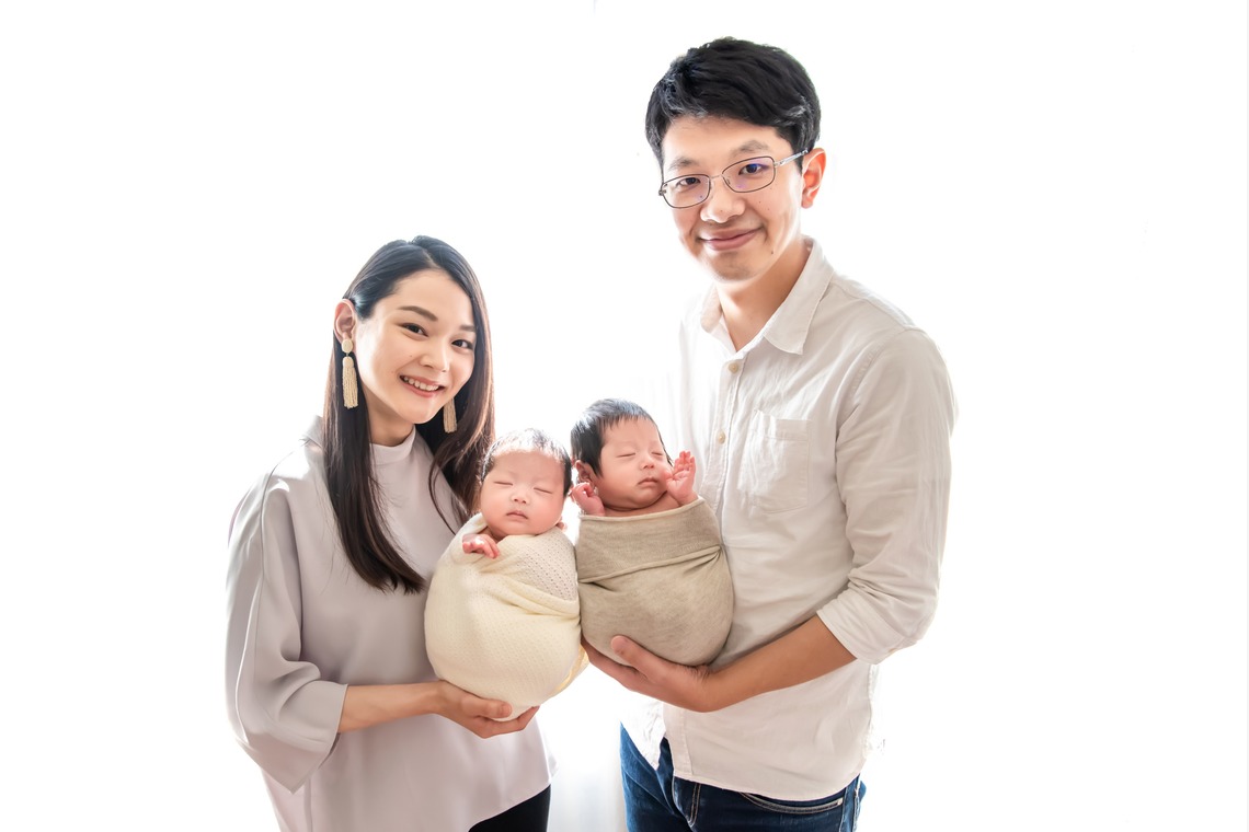 サキヤマ リエが撮影した「白&ベージュ系・ひつじ＆犬・男女の双子ちゃんのニューボーンフォト」の写真