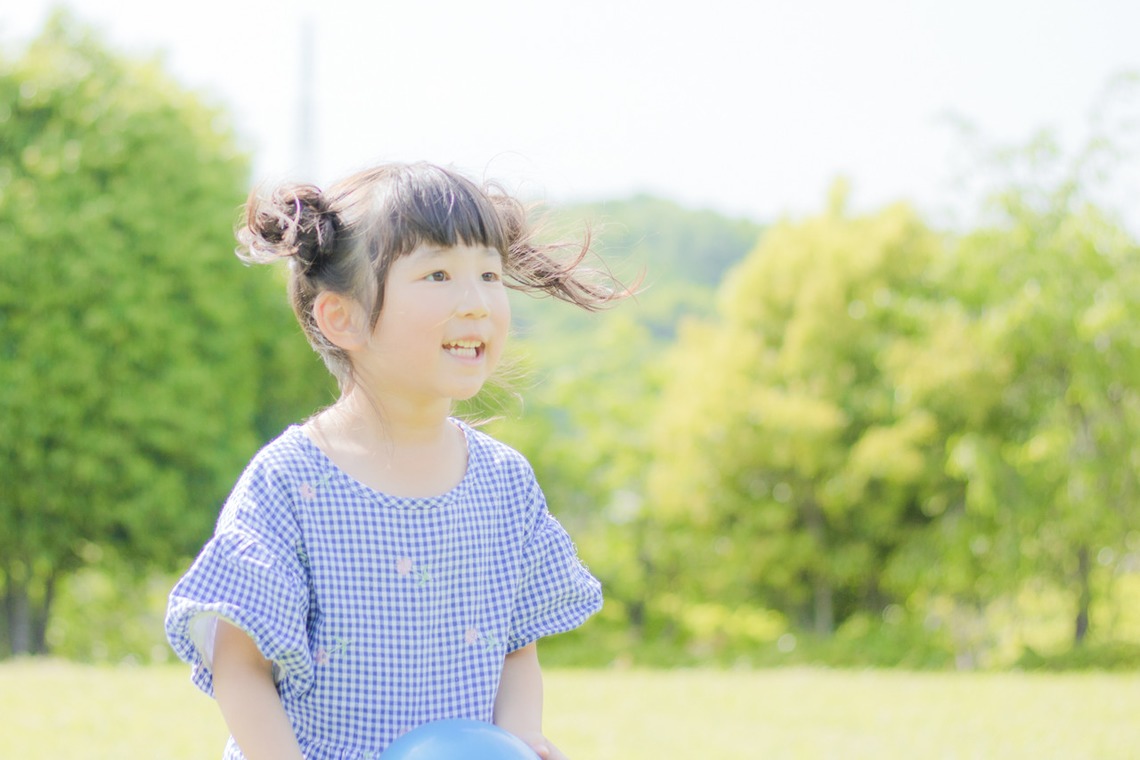 ゆのみふぉとが出張撮影した家族写真(キッズ,ベビーフォト)などが写った「芝生での一コマ」の家族写真