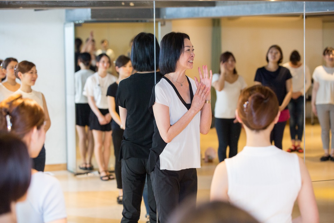 踊るカメラマンAKIRAが撮影した写真のアルバム「企業研修撮影」