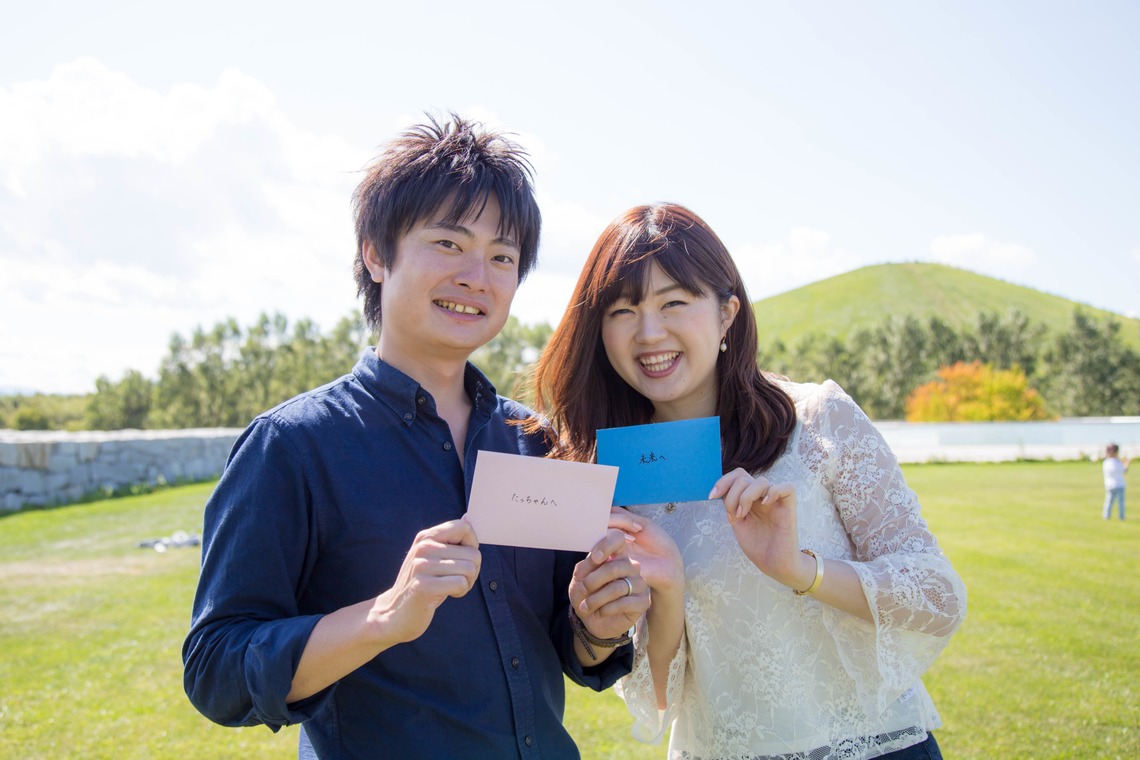 Happy with Photosが出張撮影した家族写真(キッズ,ベビーフォト)などが写った「アニバーサリーフォト(結婚記念日)＠札幌市・モエレ沼公園」の家族写真