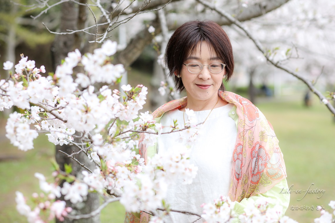 なかがわさとみが撮影した「桜と親子で記念撮影」の写真