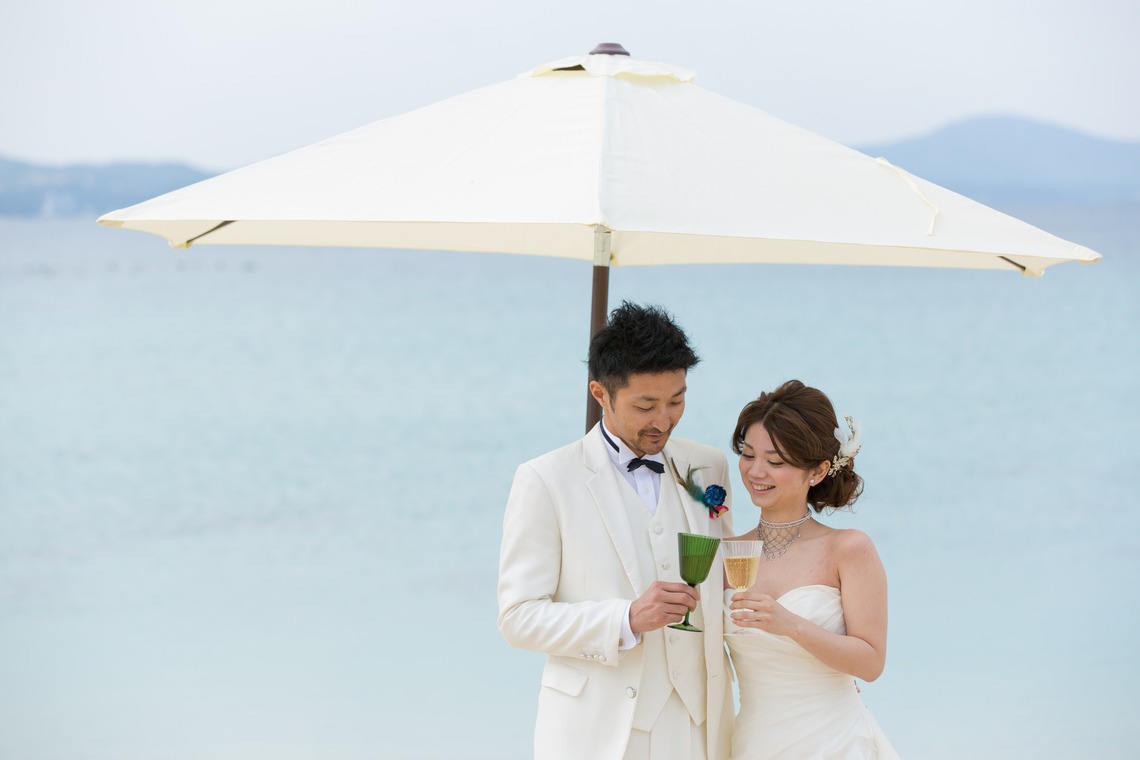 ウエディングラウンジが撮影した「ビーチフォトウェディング」の写真