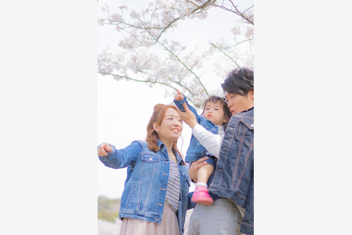 ゆのみふぉとが出張撮影した家族写真(キッズ,ベビーフォト)などが写った「桜とお写真」の家族写真