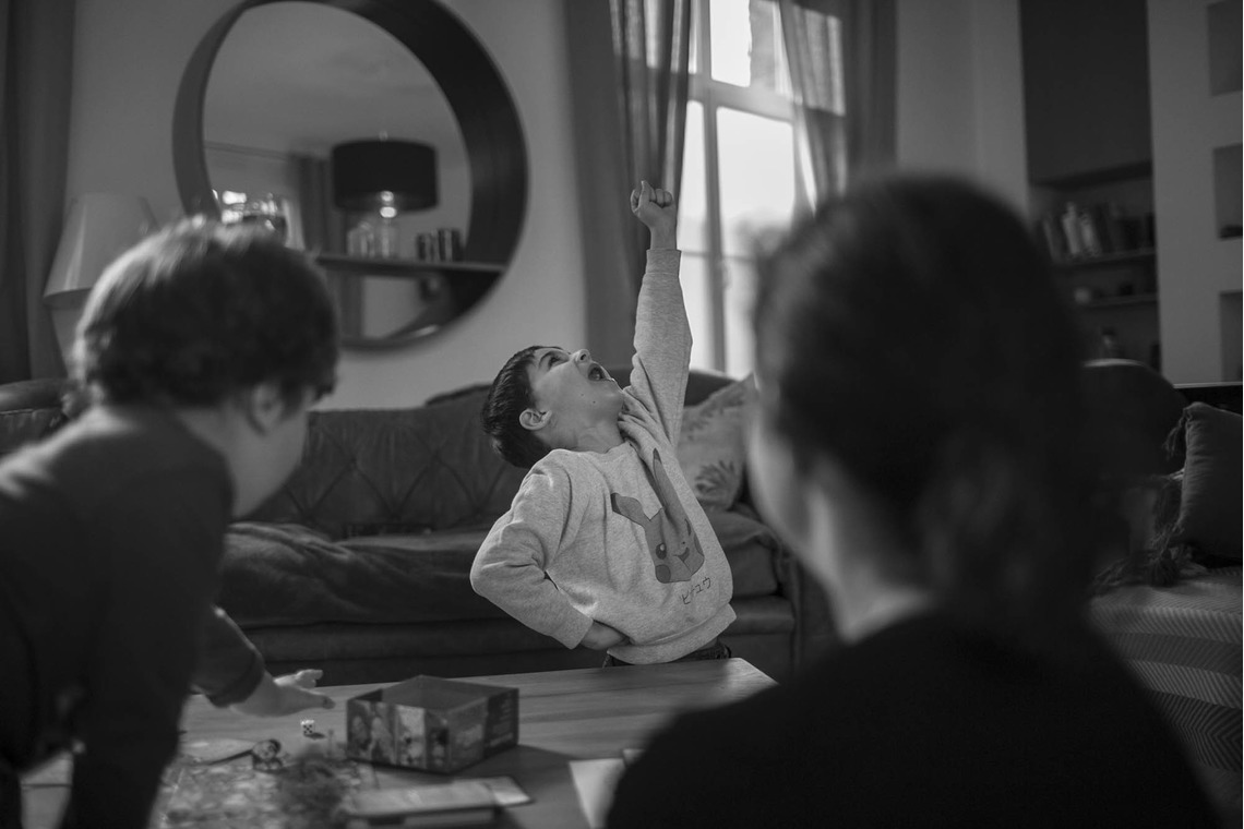 Petite Nao Photographyが出張撮影した家族写真(キッズ,ベビーフォト)などが写った「自宅でのドキュメンタリー形式の家族写真」の家族写真