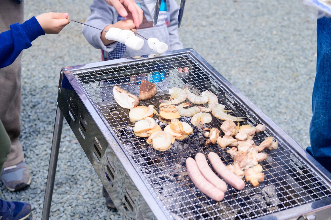 大塚由充が撮影した写真のアルバム「屋外バーベキューで楽しむ子供たち風景」
