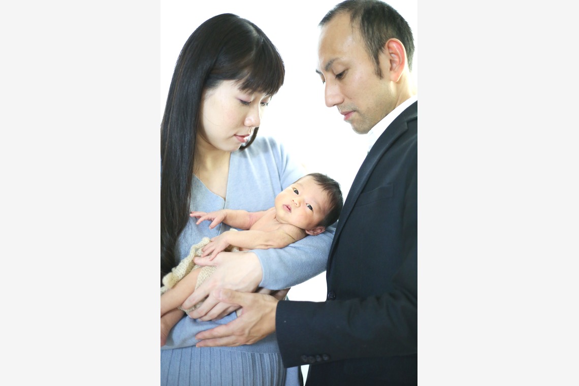 出張撮影HUG TIMEが出張撮影した家族写真(キッズ,ベビーフォト)などが写った「ニューボーンフォト＠自宅撮影」の家族写真