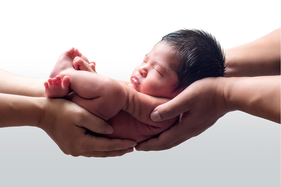 AXiS Photo Servise 藤井靖史が出張撮影した家族写真(キッズ,ベビーフォト)などが写った「ニューボーンフォト」の家族写真