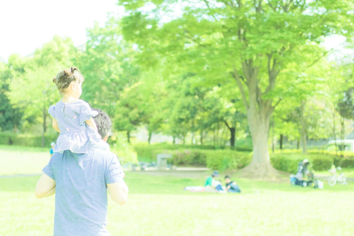 ゆのみふぉとが出張撮影した家族写真(キッズ,ベビーフォト)などが写った「芝生での一コマ」の家族写真