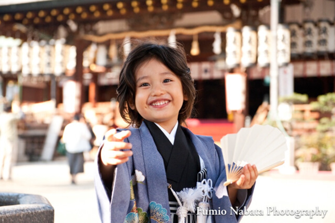 名畑文巨写真事務所が出張撮影した家族写真(キッズ,ベビーフォト)などが写った「出張撮影七五三・お宮詣り」の家族写真