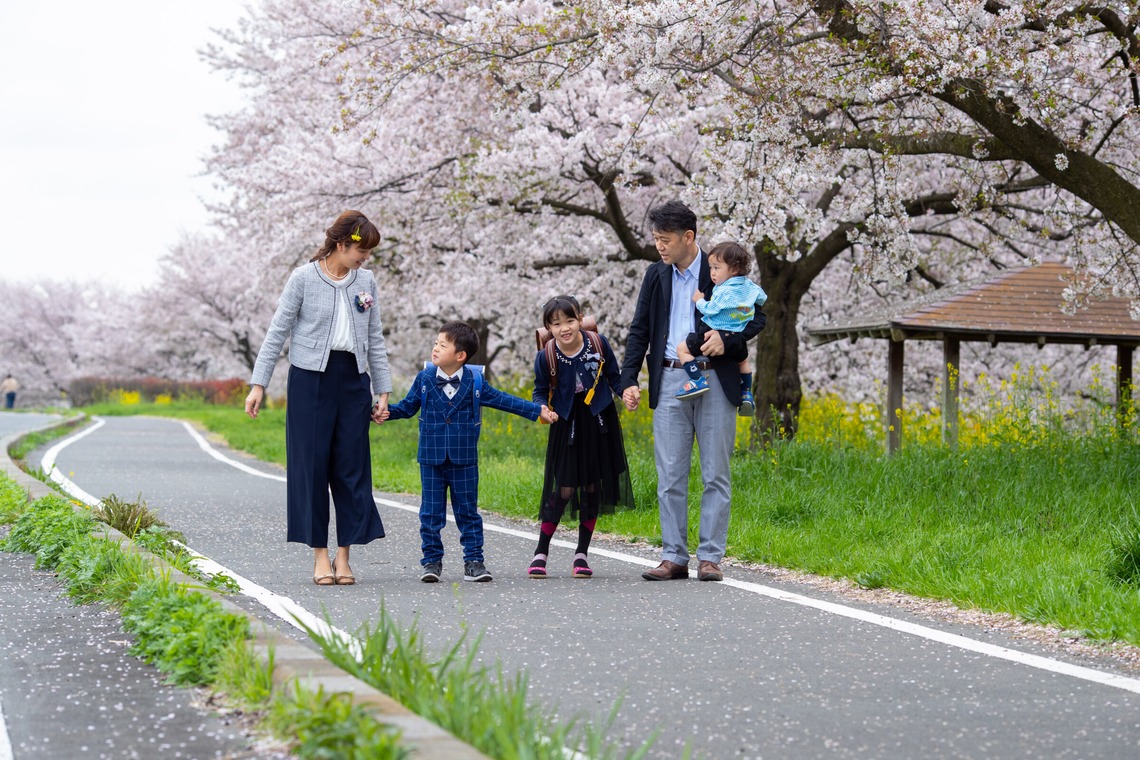スタジオαが出張撮影した家族写真(キッズ,ベビーフォト)などが写った「入学式・卒業式」の家族写真