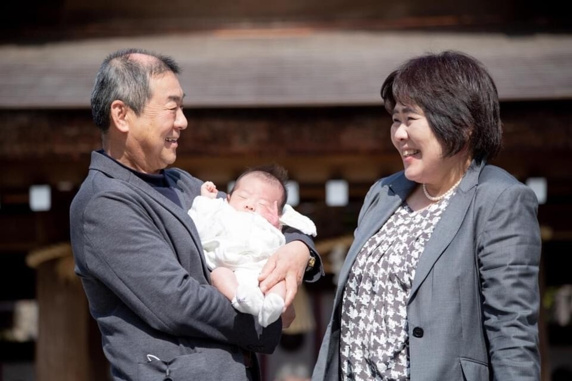 中井企画が撮影した家族写真の出張撮影のアルバム「お宮参り/ご自宅での家族写真」