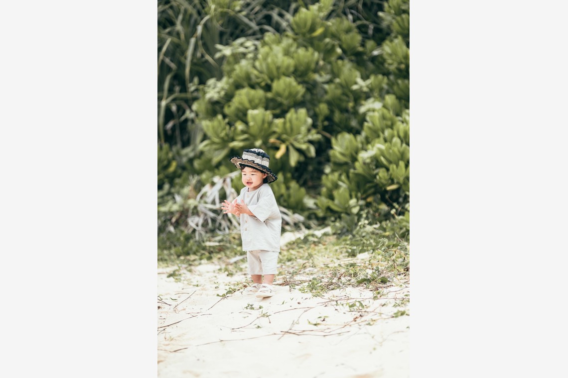 ポートレート沖縄が出張撮影した家族写真(キッズ,ベビーフォト)などが写った「自然の中の家族の自然な姿＠読谷村の海岸と芝生」の家族写真