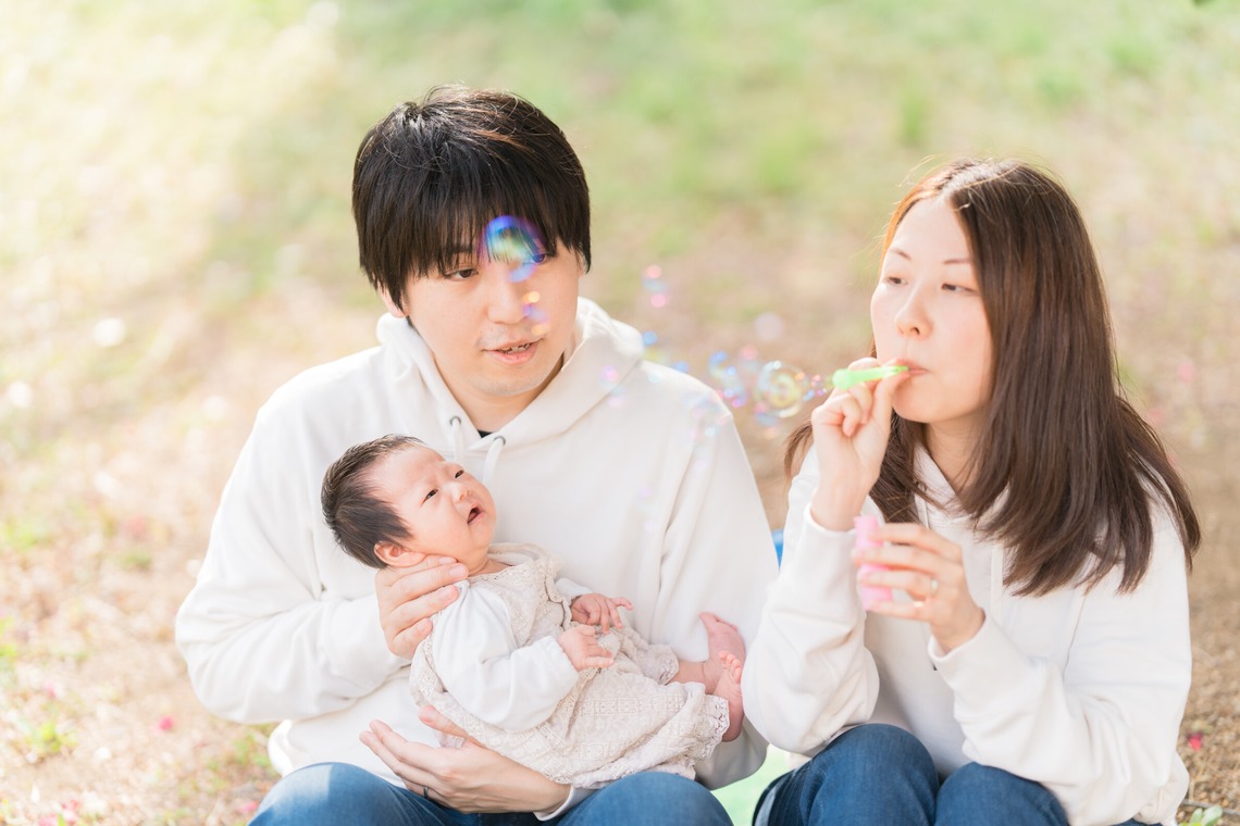 池田廉が出張撮影した家族写真(キッズ,ベビーフォト)などが写った「公園にて」の家族写真
