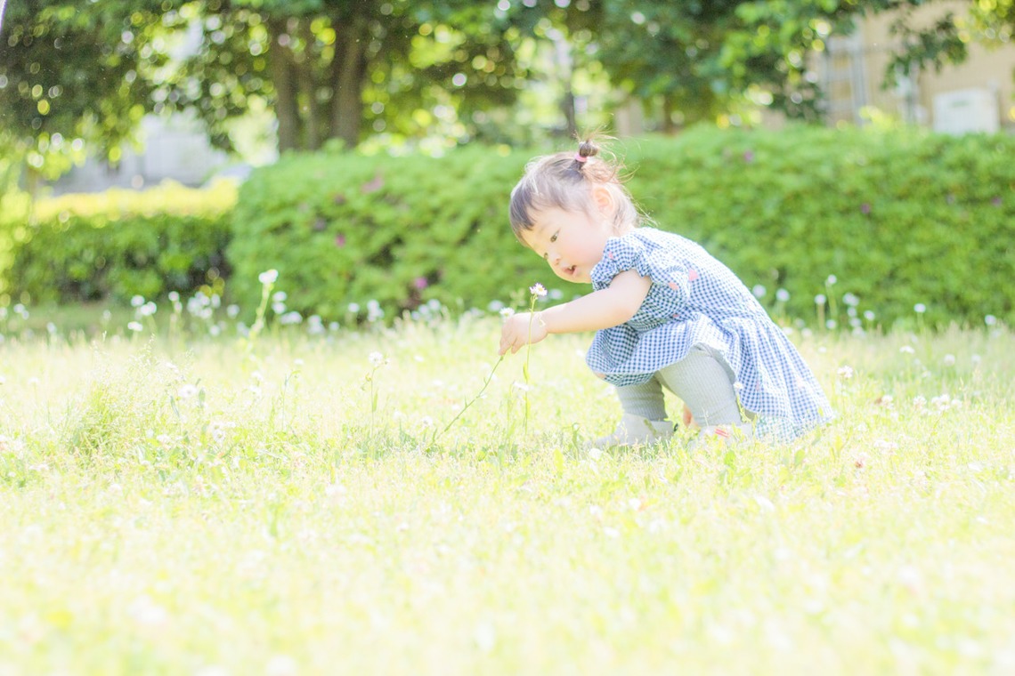 ゆのみふぉとが出張撮影した家族写真(キッズ,ベビーフォト)などが写った「芝生での一コマ」の家族写真