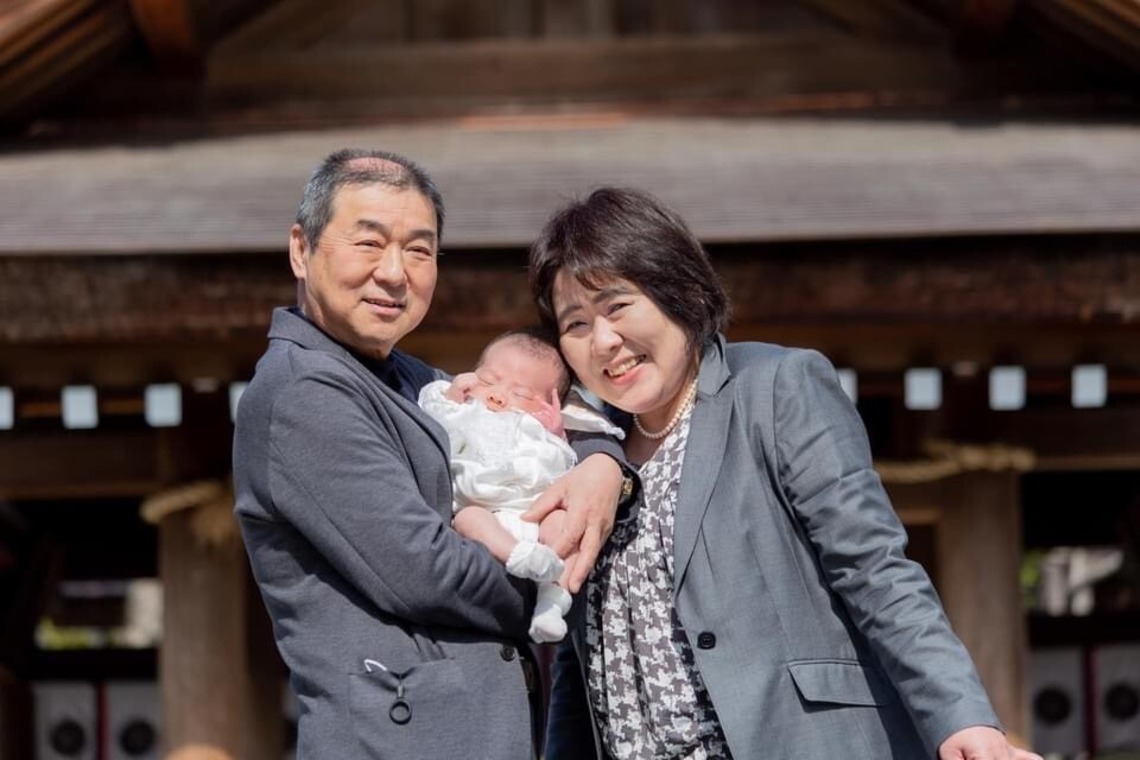 中井企画が撮影した家族写真の出張撮影のアルバム「お宮参り/ご自宅での家族写真」