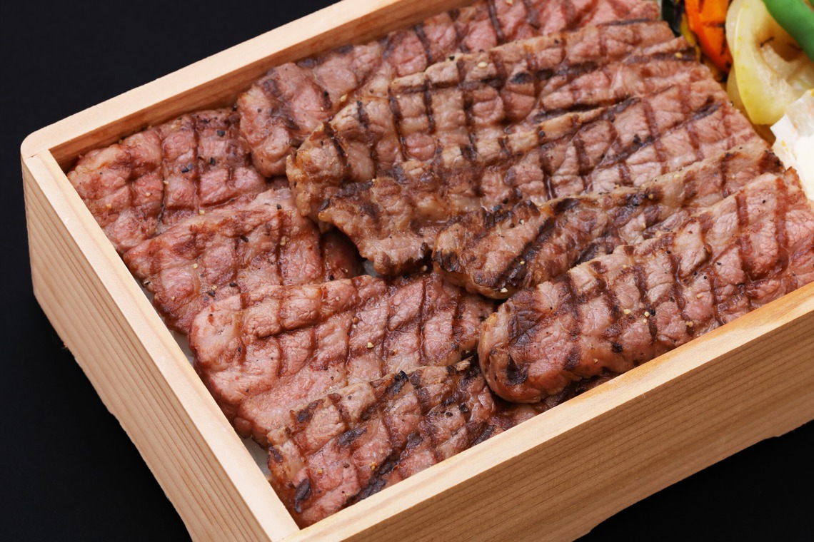 森安　照が撮影した写真のアルバム「ステーキ・シーフード・サラダ」