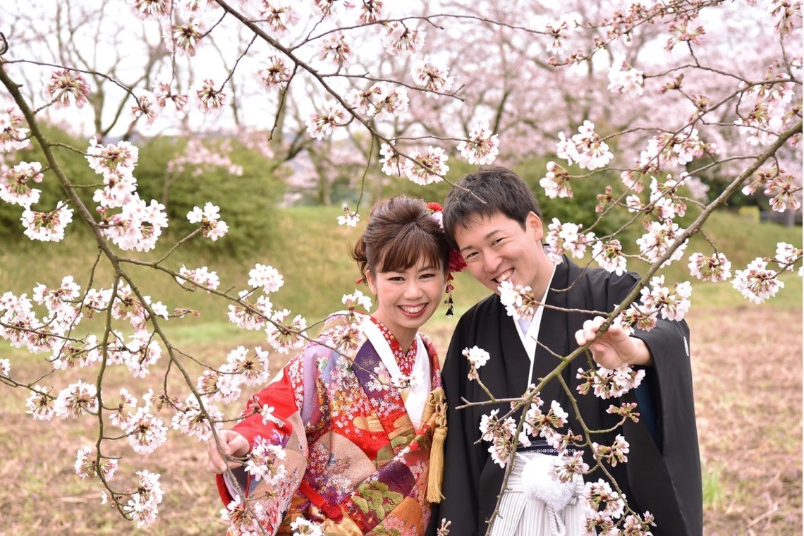 Photo of Pre Weddingphotoshoot in Nara park in the cherry blossom season for foreigners. taken by Kiki photo works