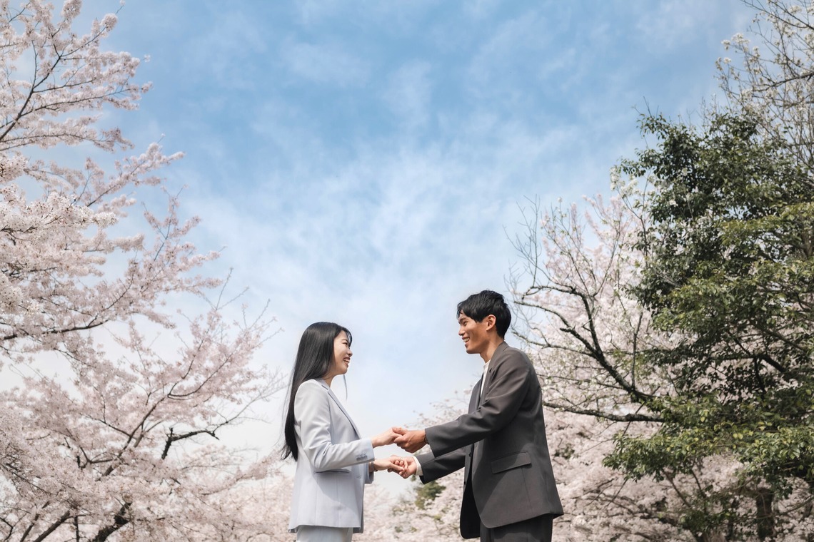 Photo of Couple photo in Kyoto with cherry blossoms in full bloom taken by Kanae Suzuki