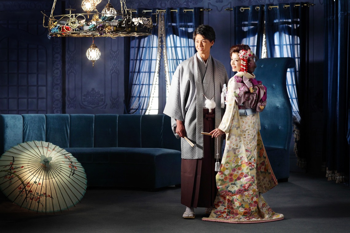 A couple in kimono at a deluxe studio.