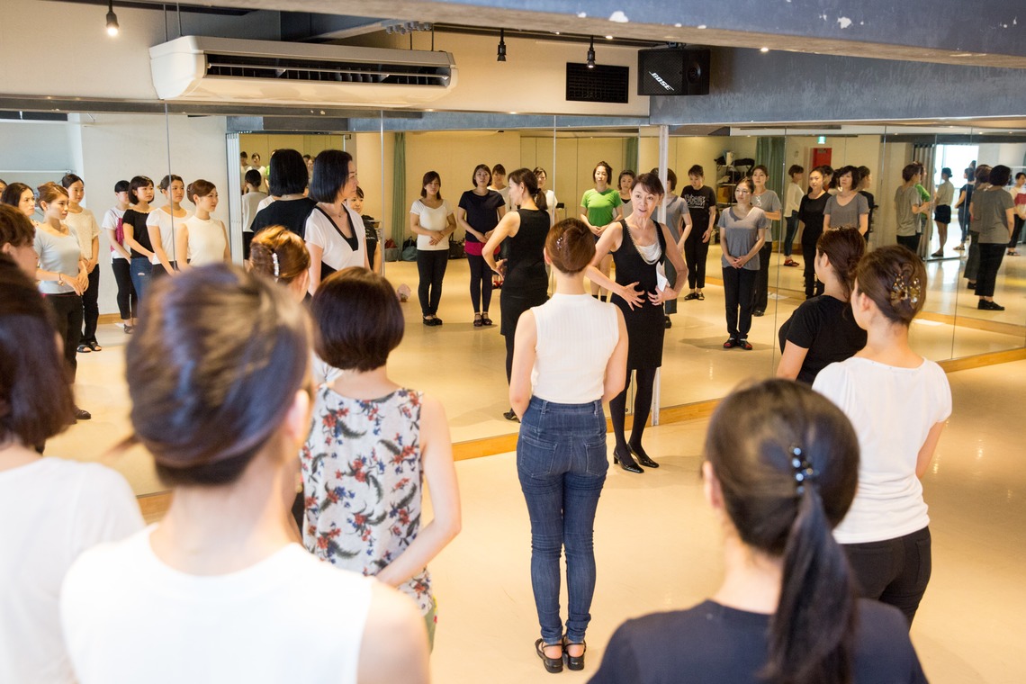 踊るカメラマンAKIRAが撮影した写真のアルバム「企業研修撮影」